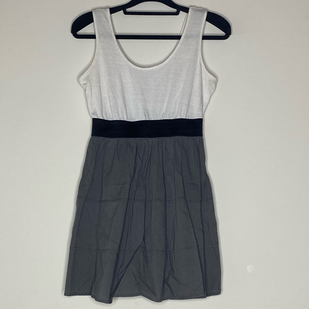 Sleeveless dress with elastic waist
